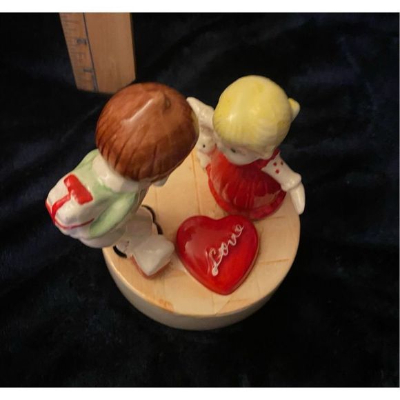 Vintage Ceramic Valentines Love Boy Girl Kitten Adorable figures on a base - Picture 9 of 10